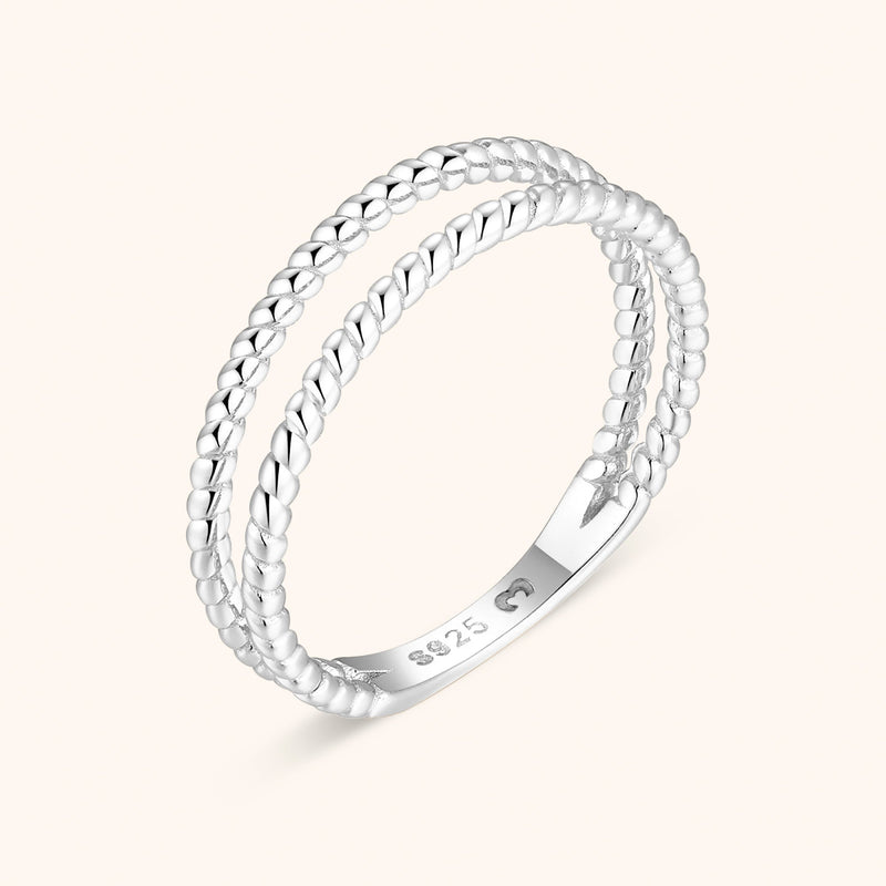 Silberner Doppelring aus 925er Sterlingsilber, gedrehtes Design, eleganter Schmuck für Damen.