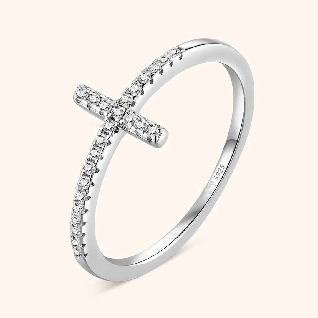 Silberring mit Kreuzdesign und Zirkonia-Steinen, eleganter Schmuck für Damen.