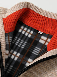 Beiger Herren-Strickpullover mit rotem Kragen und kariertem Innenfutter, Größe M.