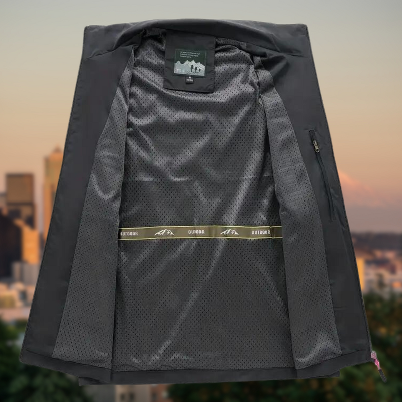 Schwarze Outdoor-Jacke mit Mesh-Innenfutter, geöffnet, vor städtischer Kulisse.