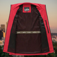 Rote Outdoor-Jacke, geöffnet, mit schwarzem Innenfutter, ideal für Wandern und Freizeit.