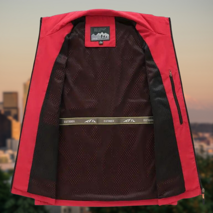 Rote Outdoor-Jacke, geöffnet, mit schwarzem Innenfutter, ideal für Wandern und Freizeit.