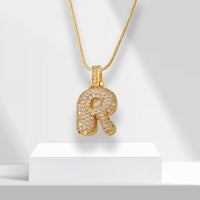 Goldener Buchstabenanhänger R mit Diamanten auf Kette, luxuriöser Schmuck, Geschenkidee.