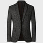 Schwarzer Herrenblazer, elegant, strukturiert, modisch, Anzugjacke, formell, stilvoll.