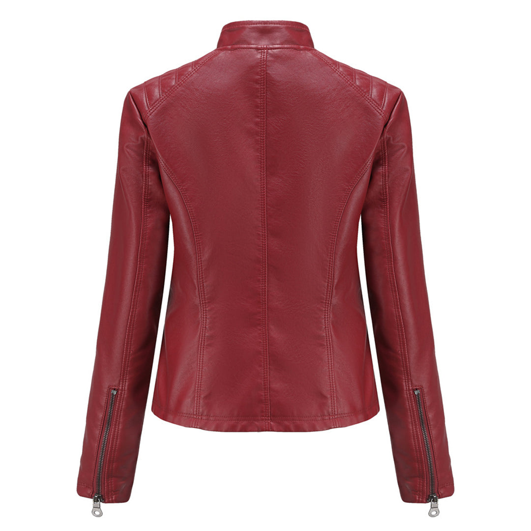 Rote Damen-Lederjacke, Rückansicht, Reißverschlüsse an den Ärmeln, modisch, elegant.