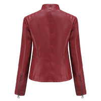 Rote Damen-Lederjacke, Rückansicht, Reißverschlüsse an den Ärmeln, modisch, elegant.