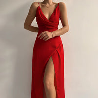 Rotes Abendkleid mit Schlitz, ärmellos, elegantes Design, Damenmode, festliche Kleidung.