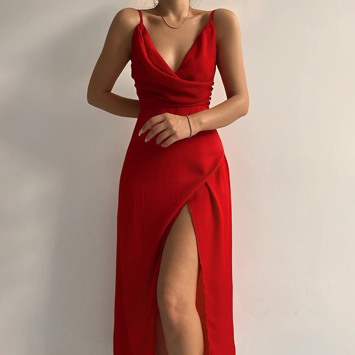 Rotes Abendkleid mit Schlitz, ärmellos, elegantes Design, Damenmode, festliche Kleidung.