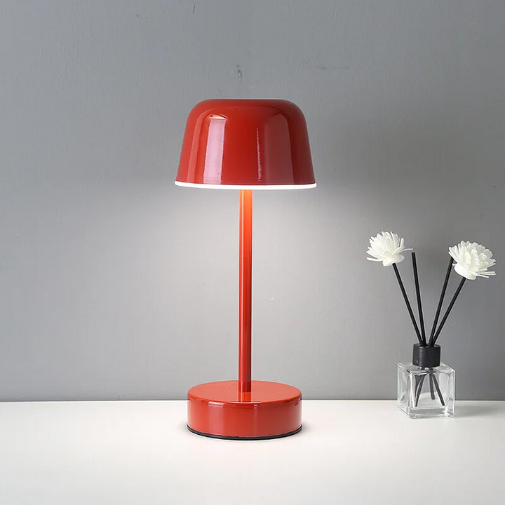 Rote Tischlampe aus Metall, modernes Design, ideal für Wohnzimmer oder Büro.