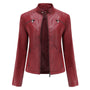 Rote Damen-Lederjacke, Reißverschlüsse, Stehkragen, modisch, elegant, Herbstmode.
