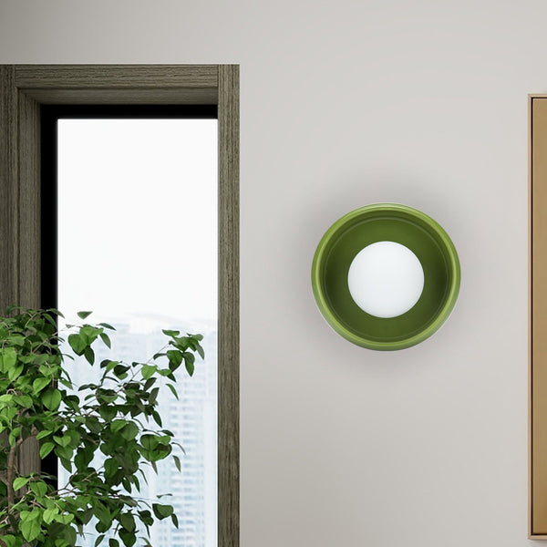 Grüne runde Wandleuchte aus Keramik, modernes Design, elegantes Wohnaccessoire.