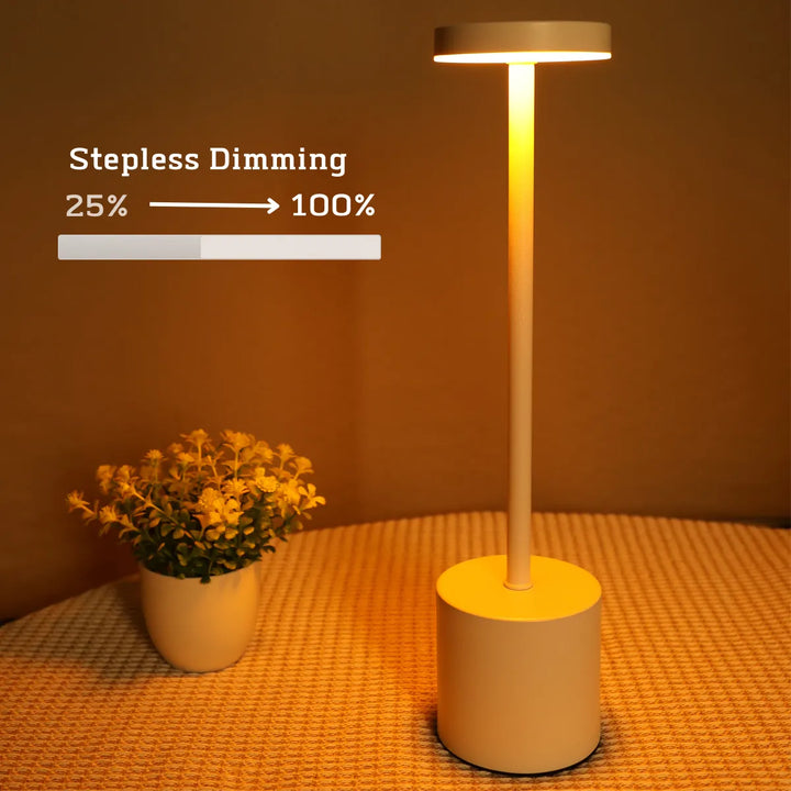 Moderne LED-Tischlampe mit stufenloser Dimmung, warmweißes Licht, minimalistisches Design.