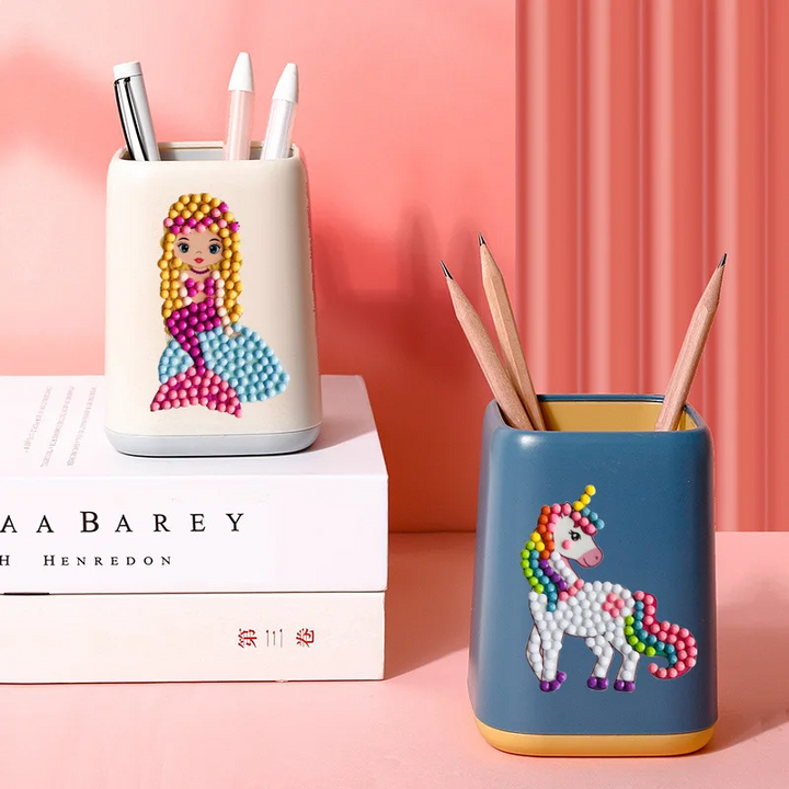 Bunte Stifthalter mit Einhorn- und Prinzessin-Motiv, ideal für Kinderzimmer, Kunststoff.