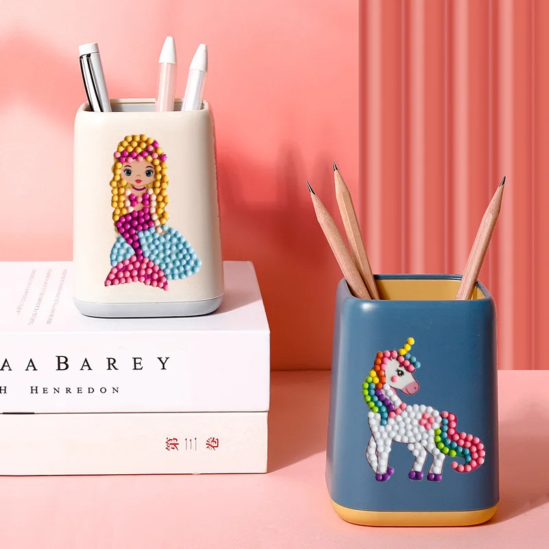 Bunte Stifthalter mit Einhorn- und Prinzessin-Motiv, ideal für Kinderzimmer, Kunststoff.