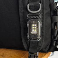 Schwarzes taktisches Rucksacklicht, LED, robust, tragbar, Outdoor-Ausrüstung, Karbon-Optik.