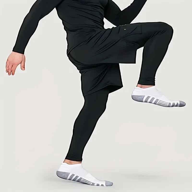 Mann in schwarzer Sportbekleidung, Kompressionsleggings, weiße Socken, dynamische Pose.