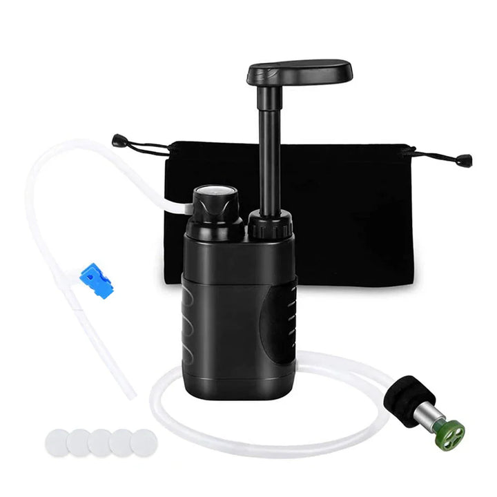 Tragbarer Wasserfilter, schwarz, mit Pumpe und Zubehör, ideal für Outdoor-Abenteuer.