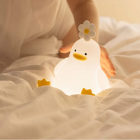 Kuscheltier-Pinguin-Nachtlicht mit Blume, LED, Kinderzimmer, warmweiß, niedlich, dekorativ.