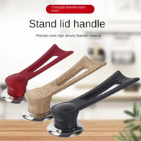 Drei Standdeckelgriffe aus Bakelit in Rot, Holzoptik und Schwarz auf Küchenarbeitsplatte.