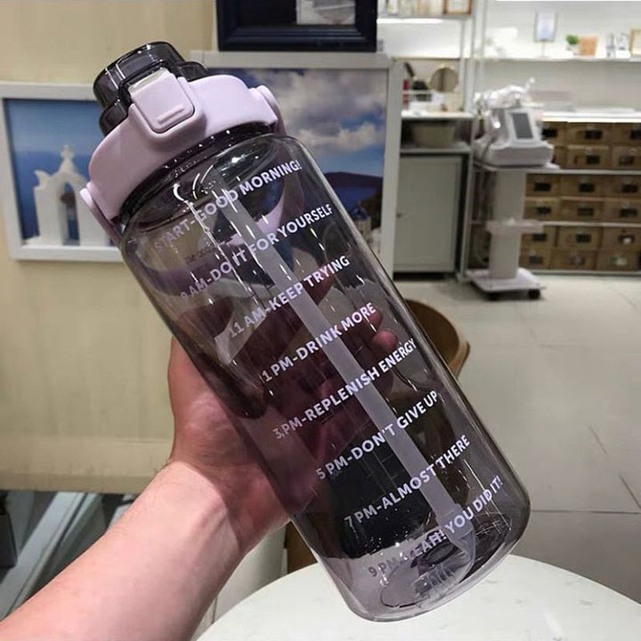 Transparente Wasserflasche mit Zeitmarkierungen, BPA-frei, 2 Liter, motivierende Zitate.