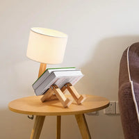 Holz-Tischlampe mit Buchhalter, skandinavisches Design, auf rundem Beistelltisch, Wohnzimmer.