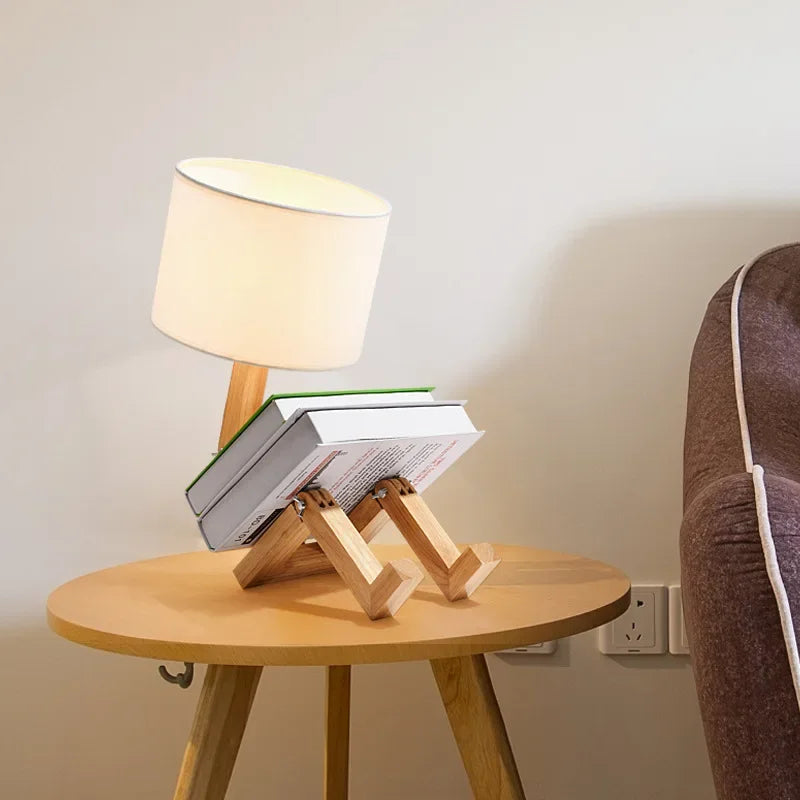 Holz-Tischlampe mit Buchhalter, skandinavisches Design, auf rundem Beistelltisch, Wohnzimmer.