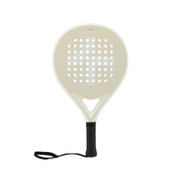 Beiger Padel-Schläger mit schwarzem Griff und Handschlaufe, ideal für Padel-Tennis-Spiel.