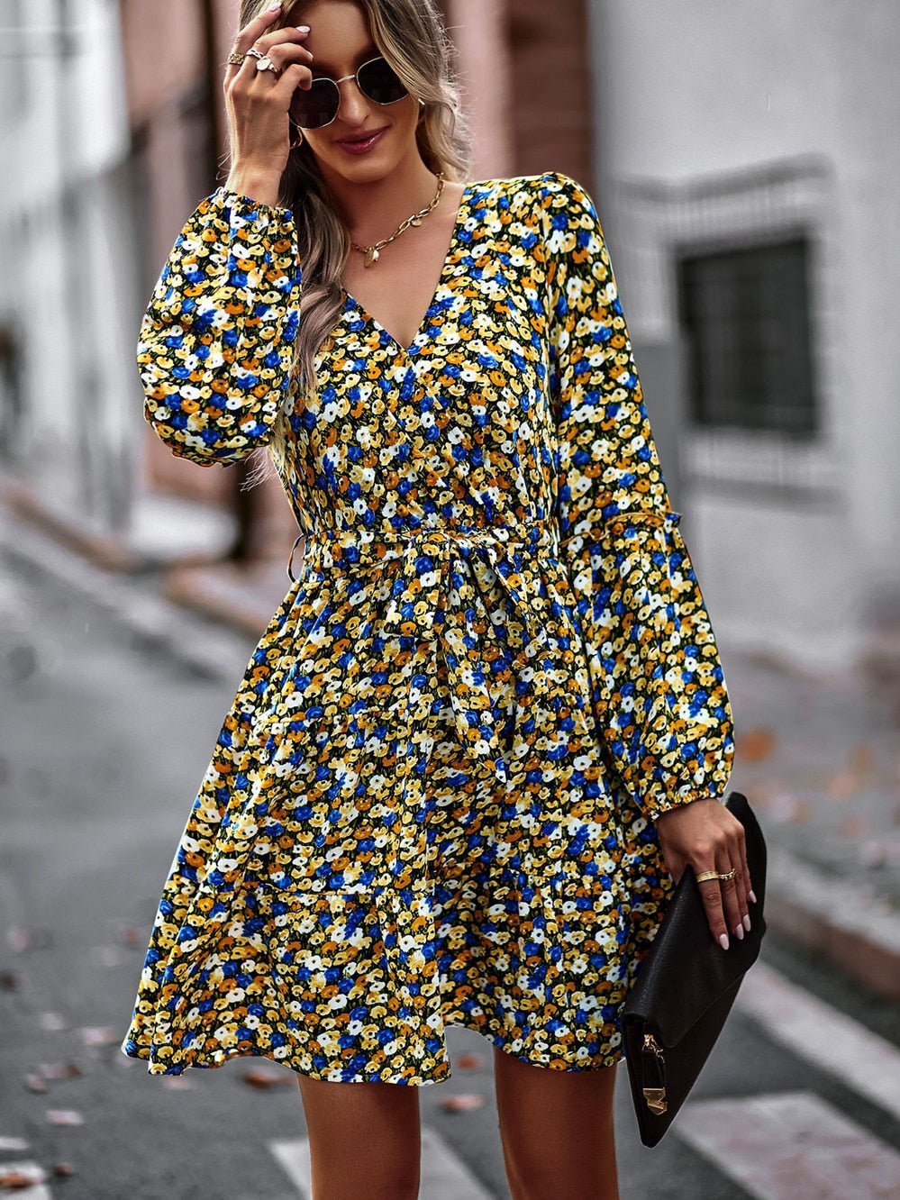 Herbstliches Mini-Kleid mit Gürtel und Rüschen – Noëlle