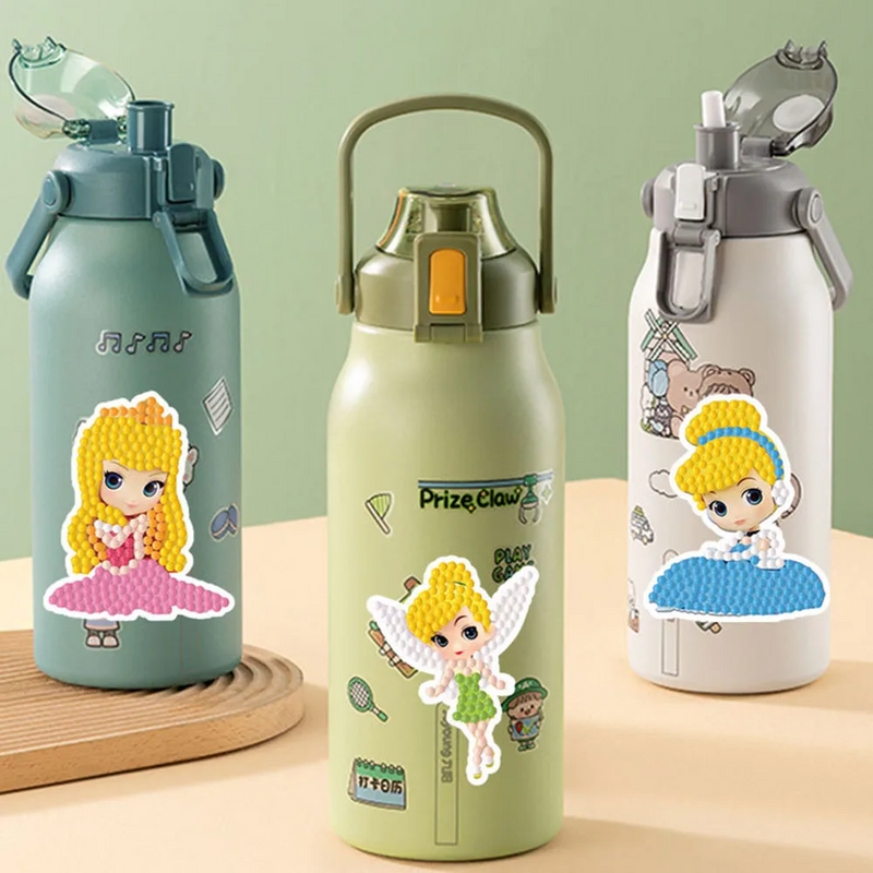 Drei bunte Trinkflaschen mit Cartoon-Aufklebern auf Holzbrett, ideal für Kinder.