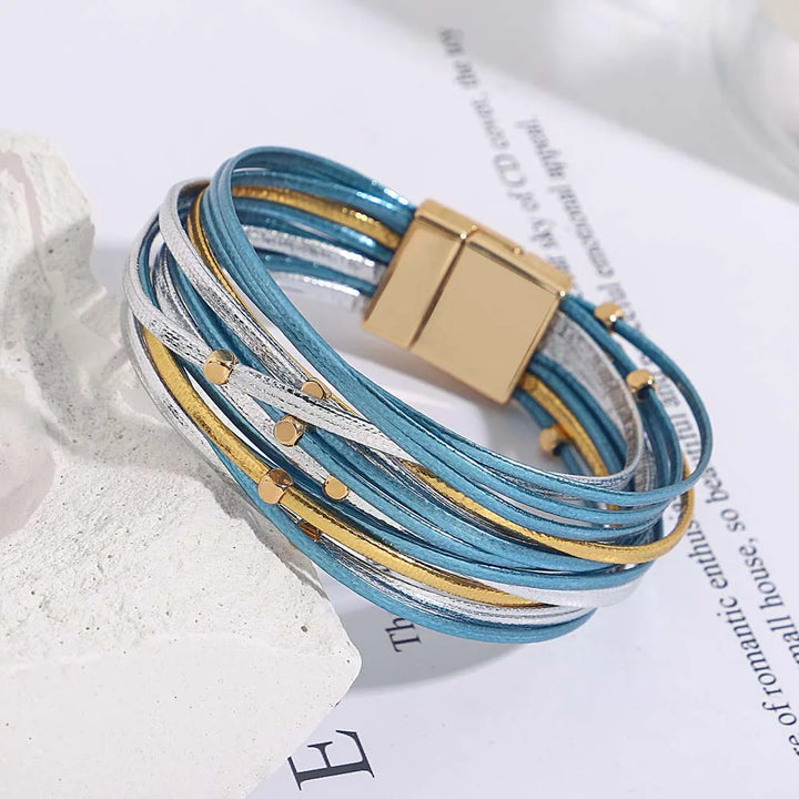 Vielschichtiges Armband aus blauem, goldenem und silbernem Leder mit Magnetverschluss.