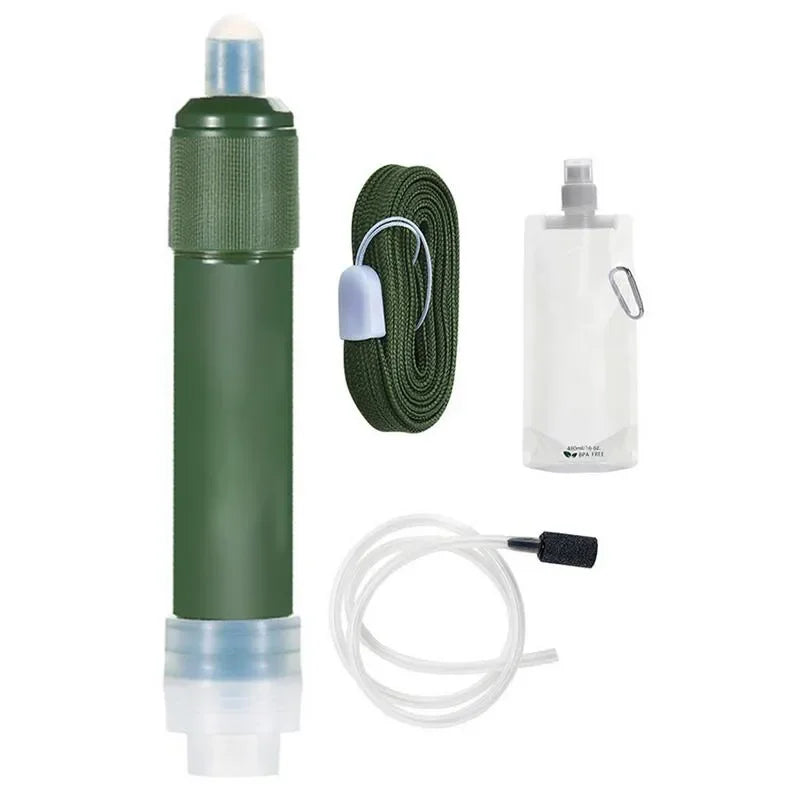 Tragbarer Wasserfilter Outdoor-Set, grün, mit Trinkschlauch und faltbarer Flasche.
