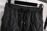 Schwarze Herren-Trainingshose mit Kordelzug, elastischer Bund, sportlich, bequem, modern.