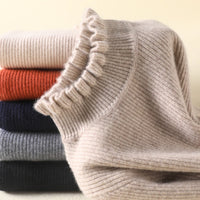Gestapelte Strickpullover aus Kaschmir, beige, rot, blau, grau, mit Rüschenkragen, Damenmode.