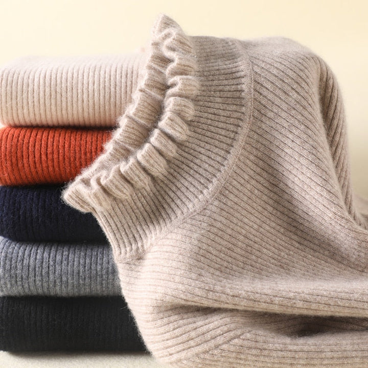 Gestapelte Strickpullover aus Kaschmir, beige, rot, blau, grau, mit Rüschenkragen, Damenmode.