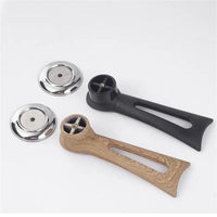 Zwei Türstopper aus Holz und Metall, schwarz und natur, mit runden Magneten, modern.