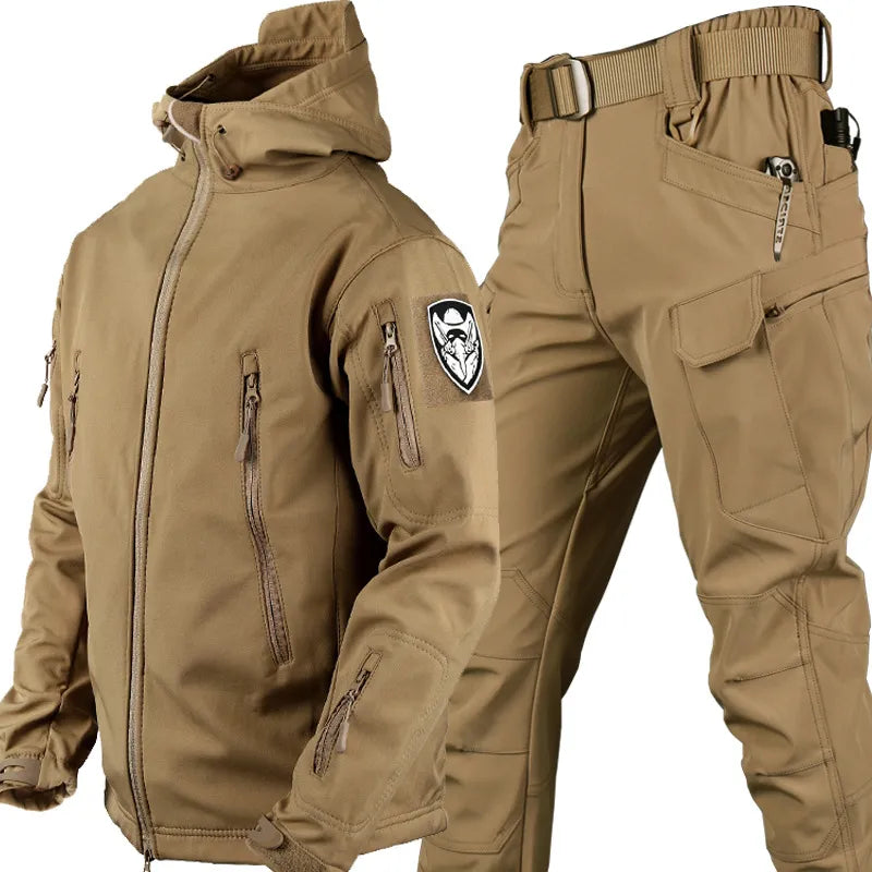 Taktische Outdoor-Jacke und Hose, beige, wasserabweisend, mit Reißverschlusstaschen.