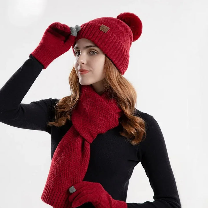 Frau mit roter Strickmütze, Schal und Handschuhen aus Wolle, Wintermode Accessoires.