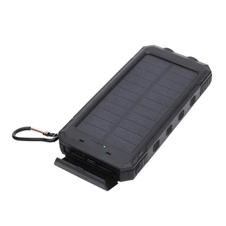Schwarzes Solar-Powerbank-Ladegerät mit Karabiner, tragbar, robust, USB-Anschlüsse.