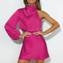 Satiniertes Minikleid mit One-Shoulder-Design & Asymmetrischem Arm – Elvira Herbstzauber Edition