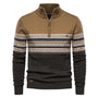 Brauner Herrenpullover mit Reißverschluss, Strickmuster, Wintermode, warm und stilvoll.