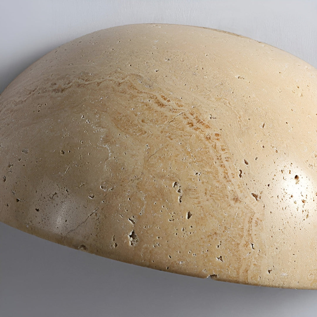Halbrunde Travertin-Wandleuchte, beige, natürliche Steinoptik, moderne Inneneinrichtung.