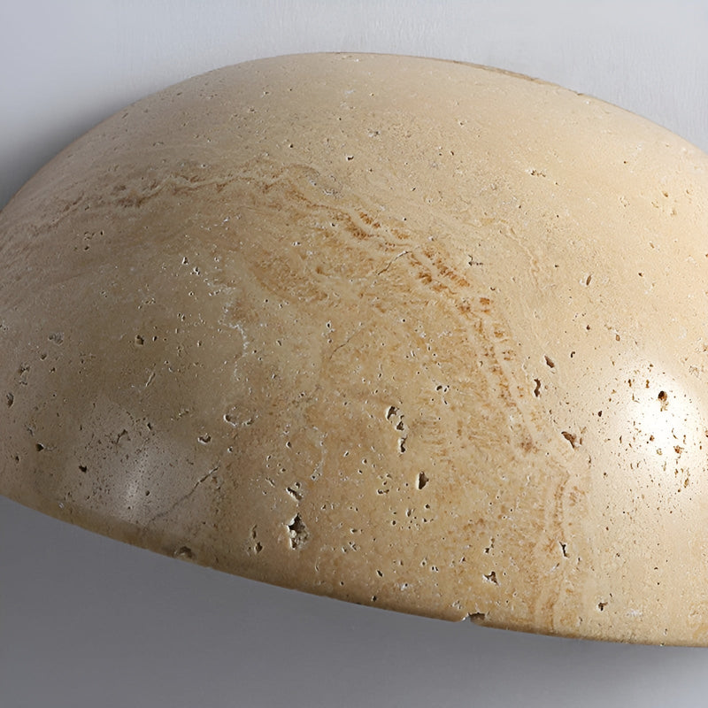 Halbrunde Travertin-Wandleuchte, beige, natürliche Steinoptik, moderne Inneneinrichtung.