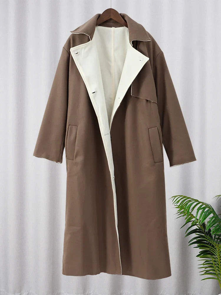 Brauner Trenchcoat aus Baumwolle, lang, mit weißem Innenfutter, eleganter Mantel für Damen.