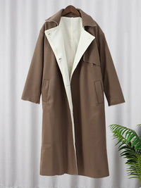 Brauner Trenchcoat aus Baumwolle, lang, mit weißem Innenfutter, eleganter Mantel für Damen.