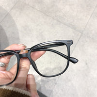 Schwarze Brille mit Kunststoffrahmen, modisch, rechteckig, für Damen und Herren.