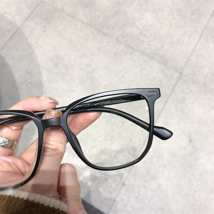 Schwarze Brille mit Kunststoffrahmen, modisch, rechteckig, für Damen und Herren.