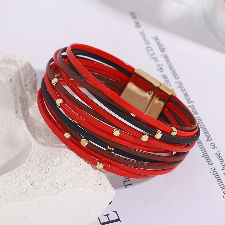 Rotes Lederarmband mit goldenen Nieten, mehrlagig, Magnetverschluss, modisches Accessoire.