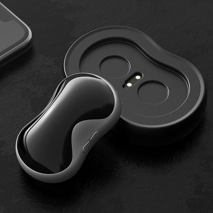 Schwarze kabellose Bluetooth-Ohrhörer mit Ladeetui auf dunklem Hintergrund.