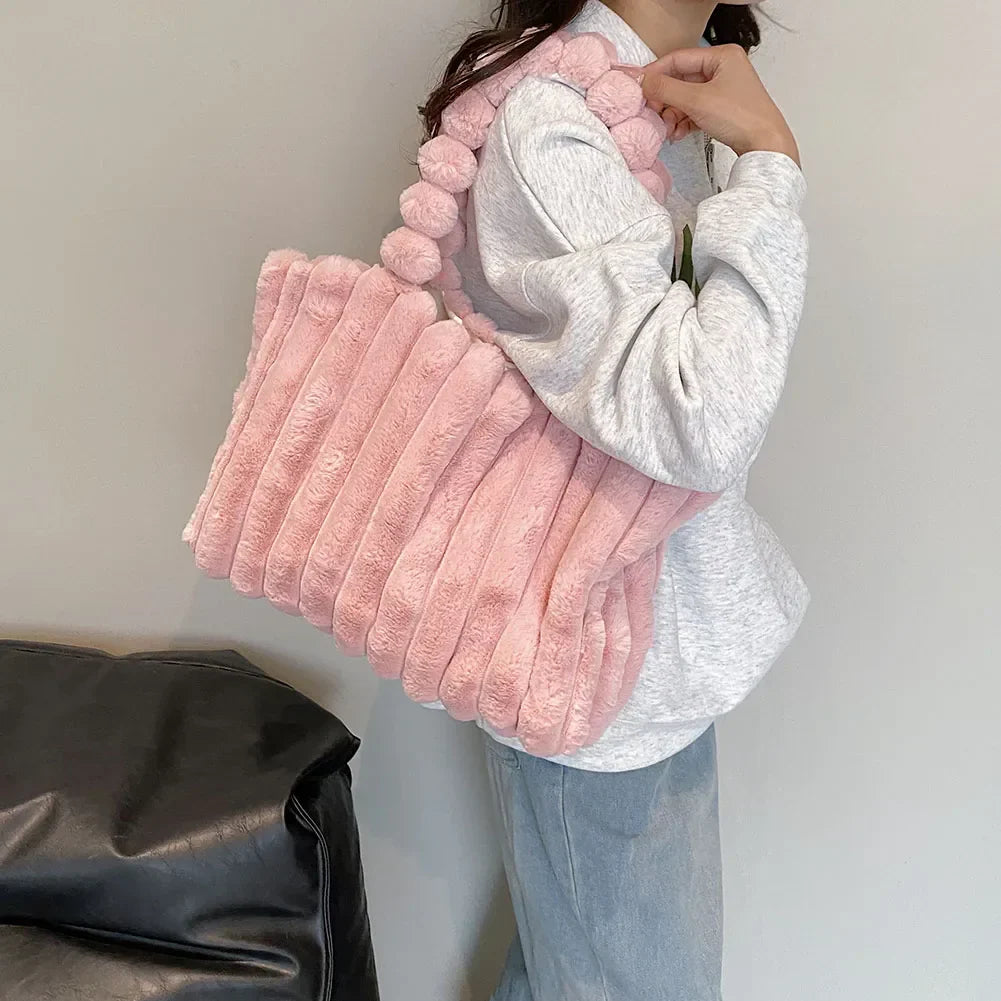Flauschige rosa Handtasche mit Plüschdesign, ideal für Damenmode und Accessoires.