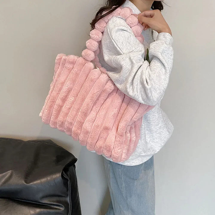 Flauschige rosa Handtasche mit Plüschdesign, ideal für Damenmode und Accessoires.